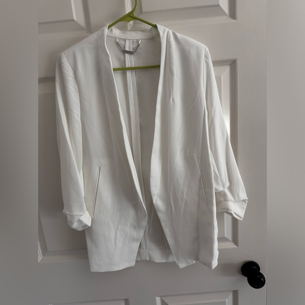 Blazer with shoulder pads and scrunched sleeves